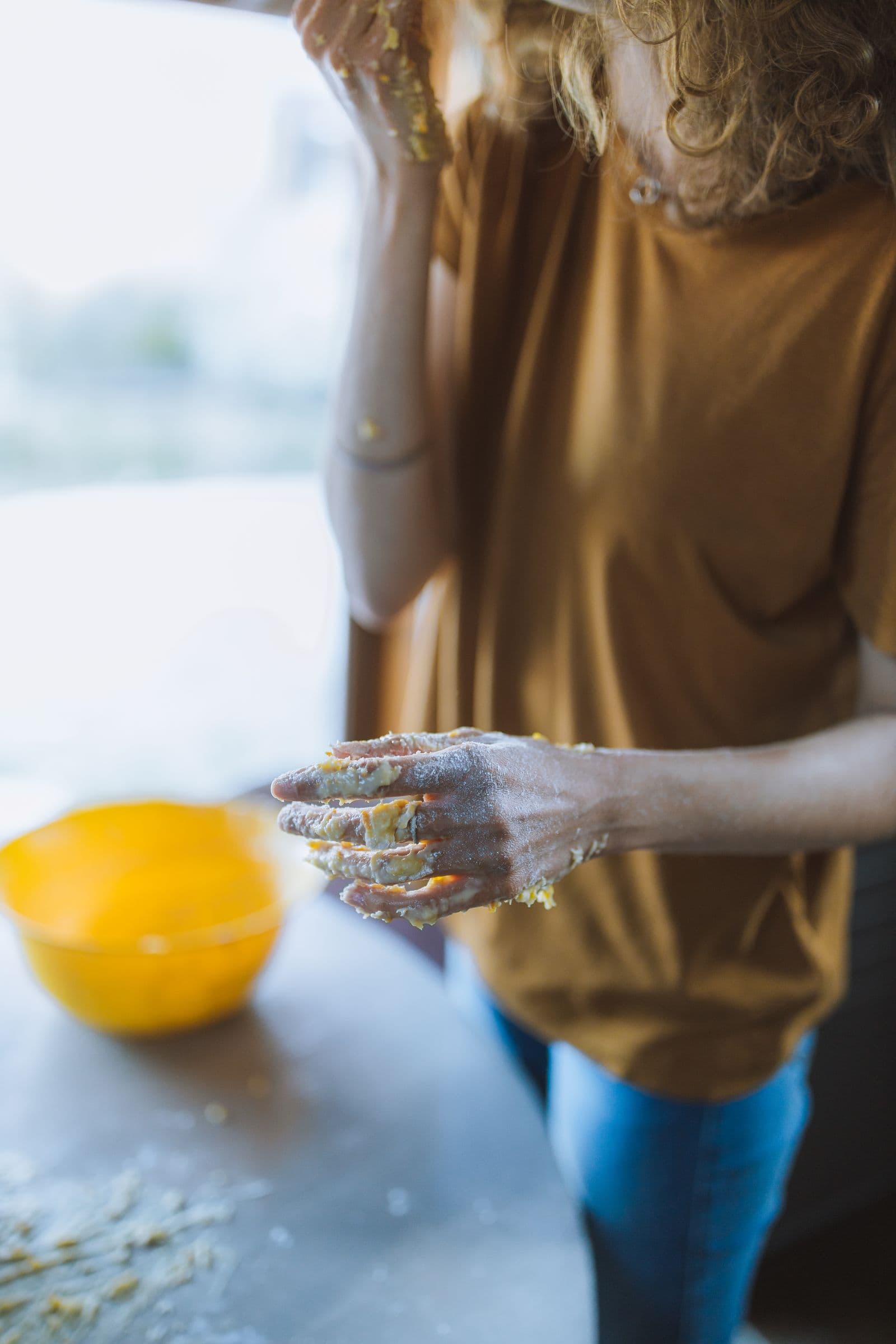 Manos preparando masa artesanal para las empanadas Croky