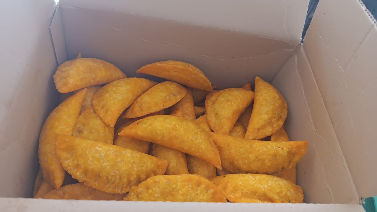 Caja de empanadas Croky fritas lista para entregar a un negocio
