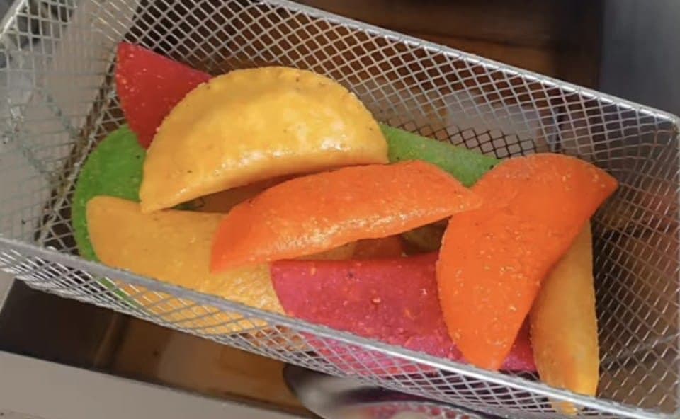 Canasta de freidora con empanadas Croky de masa roja, verde, naranja y amarilla