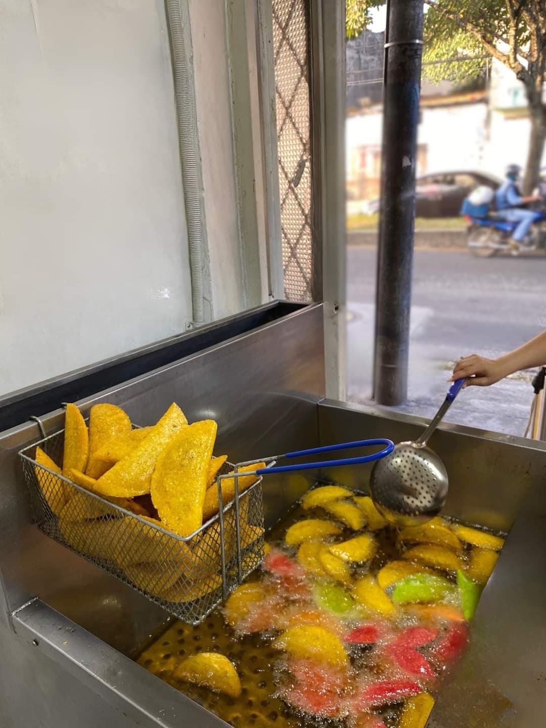 Freidora del punto de fábrica de Croky con empanadas de maíz de colores