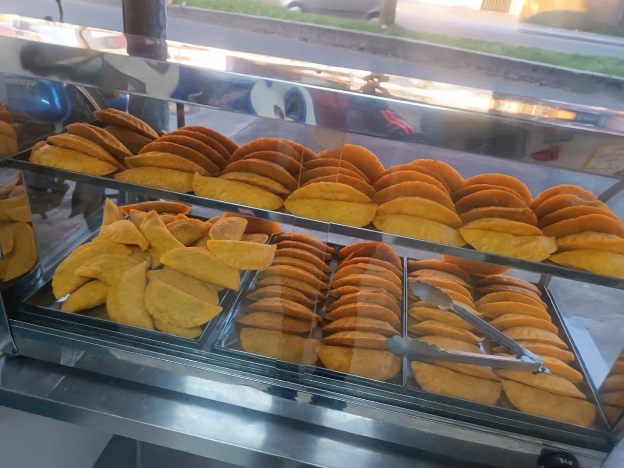 Vitrina del punto de fábrica de Croky llena de empanadas recién fritas